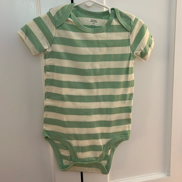 NWOT Size 24M Amazon Essentials Onesie - Picture 1 of 3